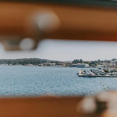 Luxury Seafront Palazzo Feriehus *