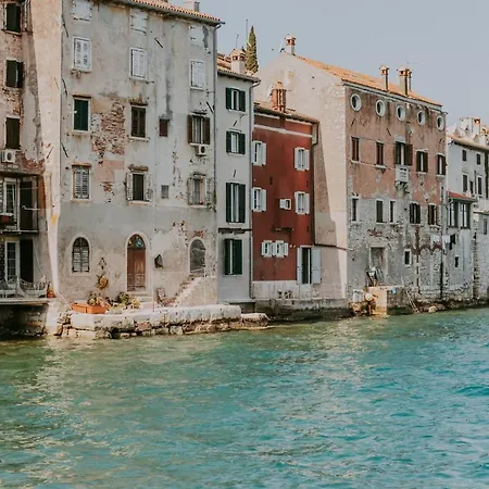 Luxury Seafront Palazzo بيت للعطل روفينج